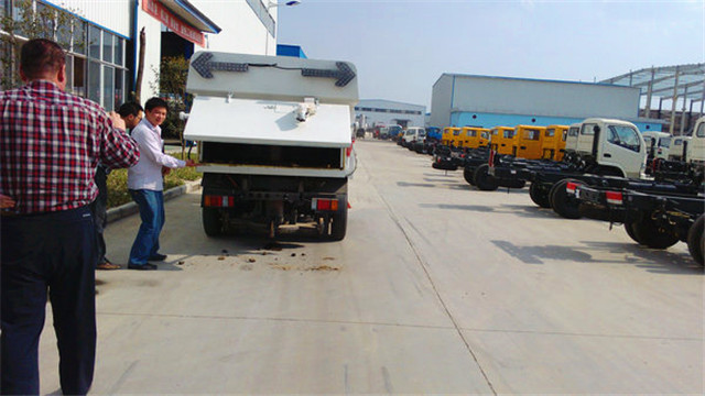內(nèi)蒙客商正在參觀五十鈴<a href=http://www.khskpw.cn/saoluche/ target=_blank class=infotextkey>掃路車</a>