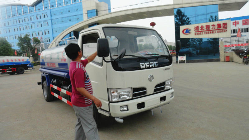 正在給5噸<a href=http://www.khskpw.cn/ssc target=_blank class=infotextkey>灑水車(chē)</a>做出廠(chǎng)前準(zhǔn)備