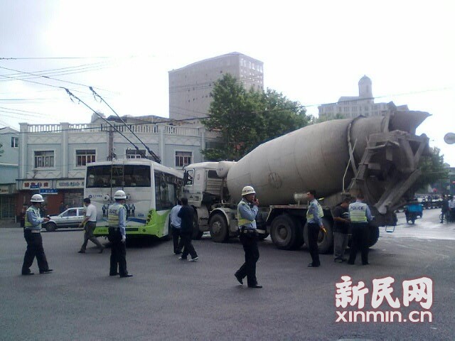 一輛19路電車在新閘路成都北路路口被一輛水泥<a href=http://www.khskpw.cn/jbc/ target=_blank class=infotextkey>攪拌車</a>攔腰撞擊，車毀嚴(yán)重。通訊員 殷佳維 攝