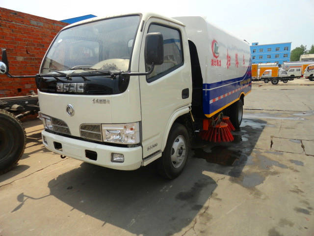  東風(fēng)福瑞卡道路清掃車（<a href=http://www.khskpw.cn/saoluche/ target=_blank class=infotextkey>掃路車</a>）