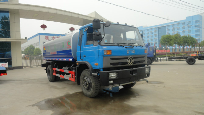 程力廠門 前的東風(fēng)153<a href=http://www.khskpw.cn/ssc target=_blank class=infotextkey>灑水車</a>