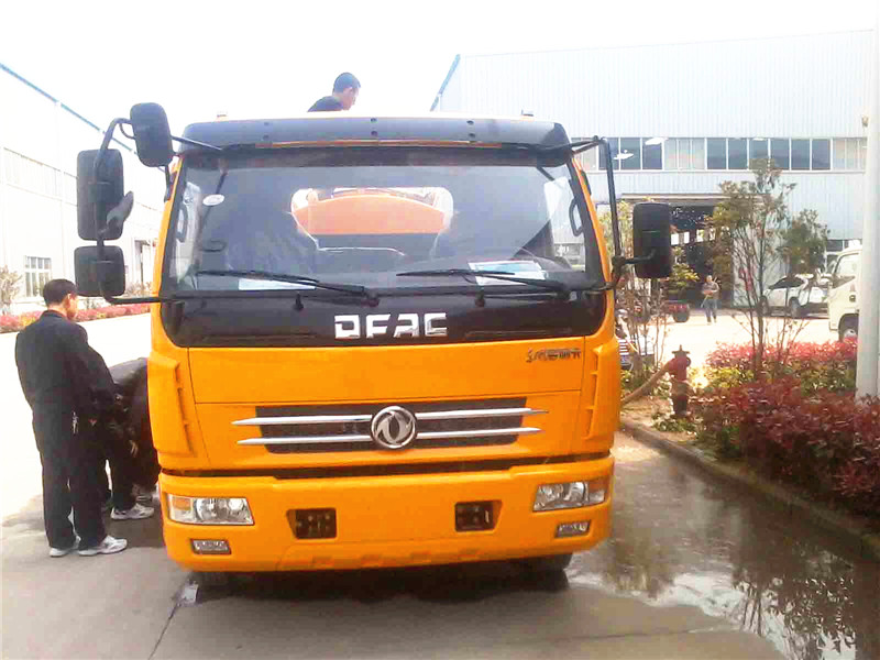 高壓清洗<a href=http://www.khskpw.cn/xifenche/ target=_blank class=infotextkey>吸糞車</a>正面圖